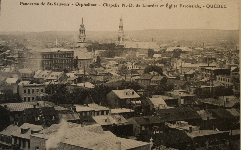 On remarque l’orphelinat (extrême gauche) et la chapelle Notre-Dame-de-Lourdes. Vue du haut du cap Diamant, côté Saint-Jean-Baptiste.