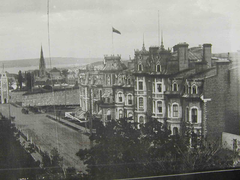 Le premier dispensaire de l'hôpital de l'Enfant-Jésus est situé dans la Maison Sheyhn, au 55, Grande-Allée Est. Elle a été achetée par Irma Levasseur pour y loger notamment son hôpital des enfants malades. Photo datant du début du XXe siècle. 