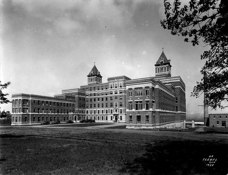 Vue éloignée de l'hôpital Saint-Sacrement. Sans date.
