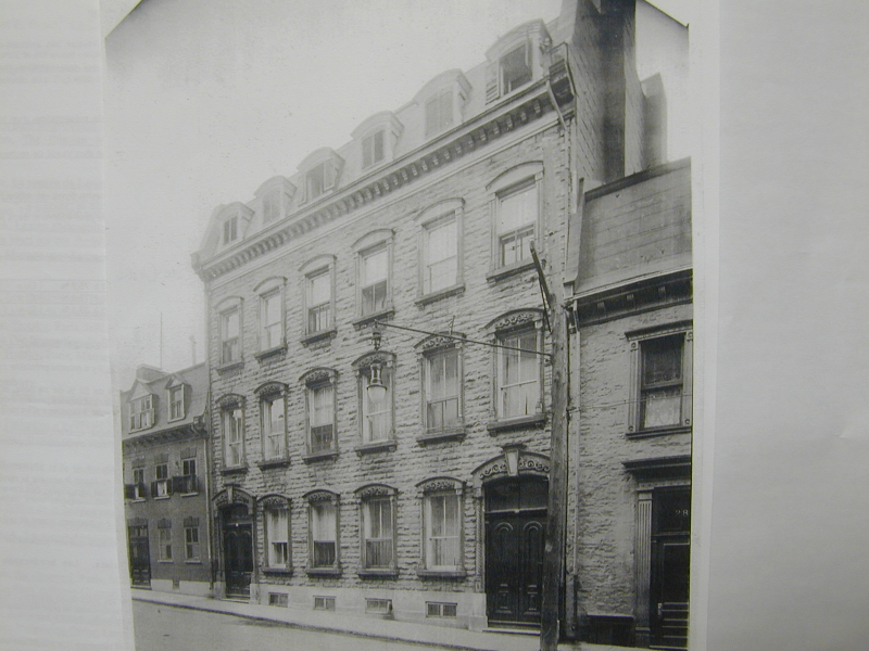Sans date. L'hôpital, situé au 30-32 rue Sainte-Ursule, loge dans le bâtiment au centre de la photo.