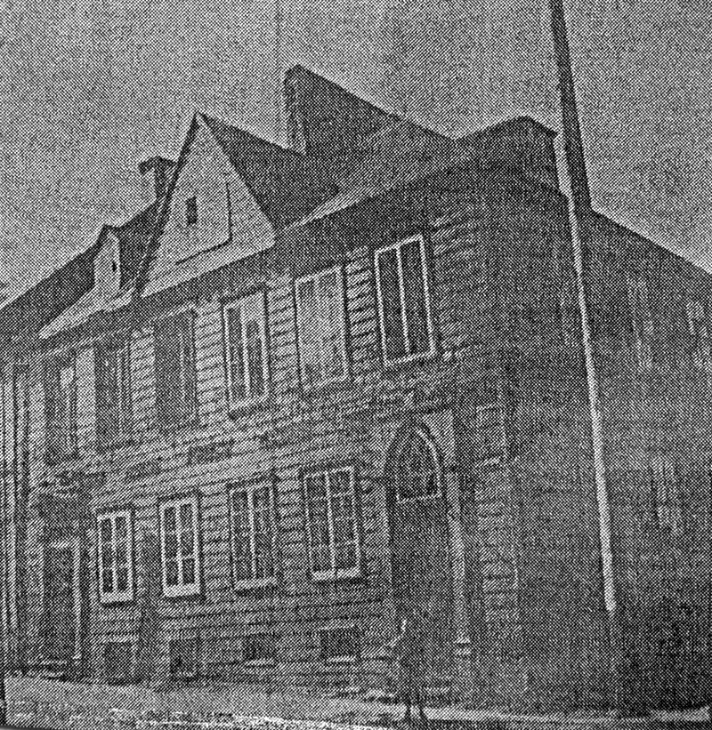 Sans date. En 1906, René Fortier déménage son cabinet de consultation dans cet immeuble situé sur la rue Sainte-Ursule. Sa résidence s'y trouvait également.