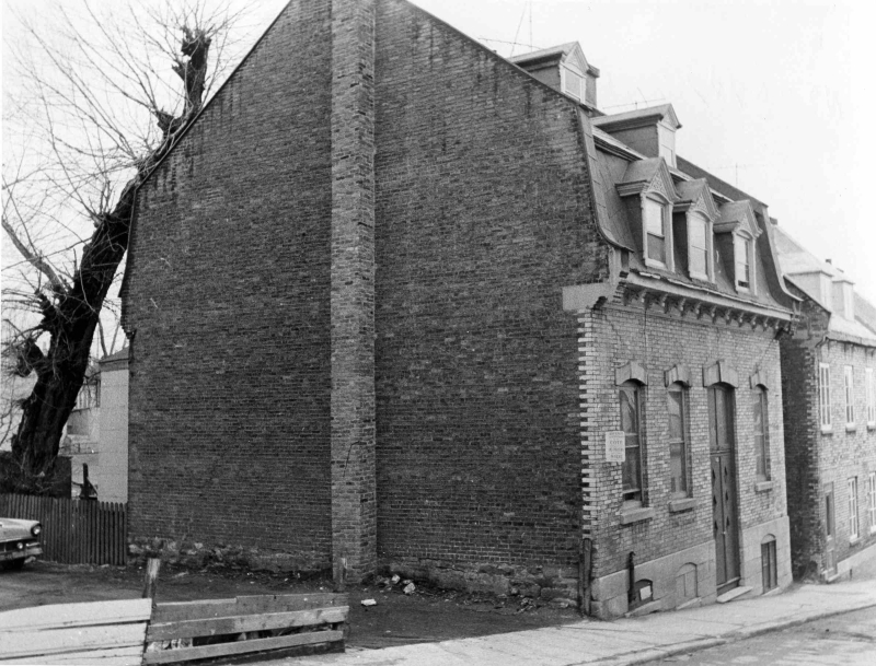Maison ayant abrité la Maternité Ouellette située au 960, rue D'Artigny, Québec. Photo datant du mois d'avril 1960. L'édifice est aujourd'hui démoli.
