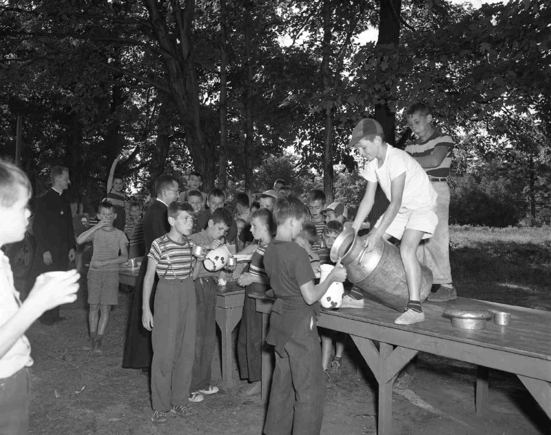 Distribution de lait, en 1952, au préventorium antituberculeux de la paroisse Saint-Louis-de-France, quelques années après la fermeture du camp Taschereau. Aux deux endroits, des enfants non tuberculeux mais de milieu tuberculeux éaient reçus.